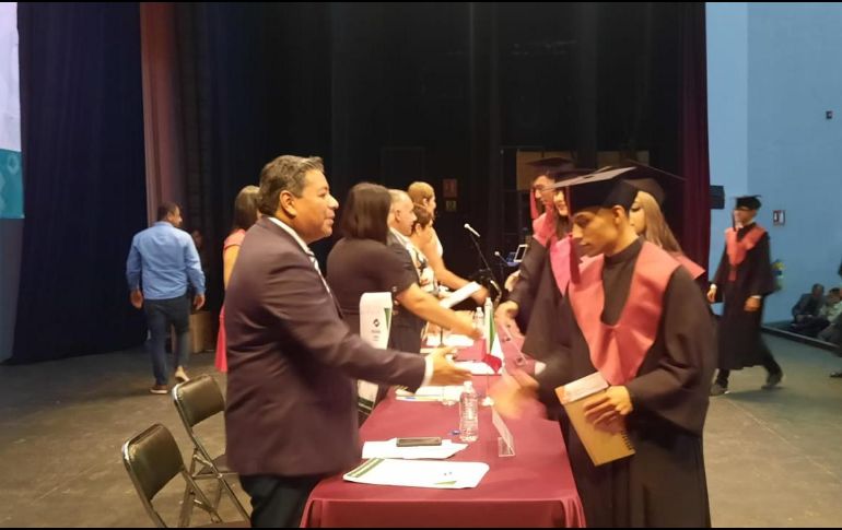 La atmósfera festiva del acto académico estuvo animada por el grupo Sax y Voces, quienes deleitaron a todos los presentes con varias intervenciones musicales a lo largo del evento. CORTESÍA