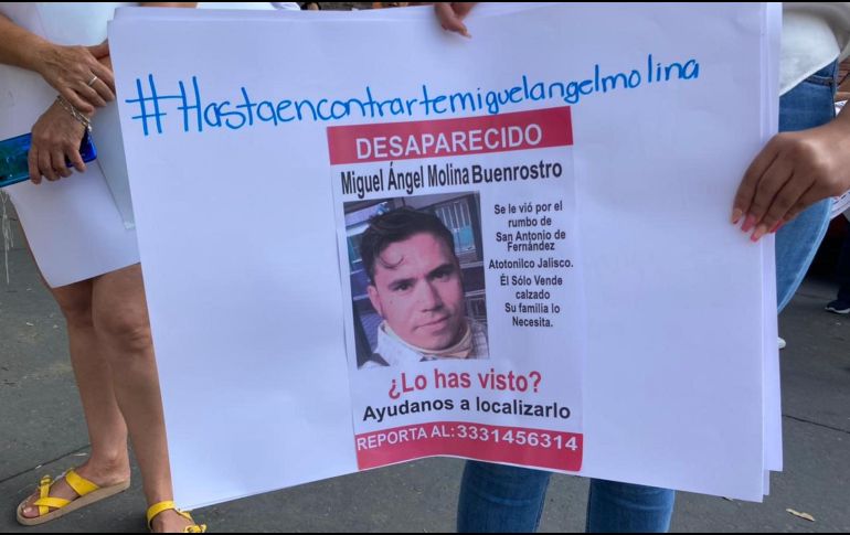 Miguel Ángel Molina Buenrostro se dedica a la venta de calzado aprovechando las festividades en diferentes comunidades de Jalisco. EL INFORMADOR / H. Escamilla