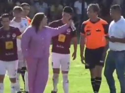 Ana Isabel Bañuelos se metió al terreno de juego para reclamarle al árbitro. ESPECIAL