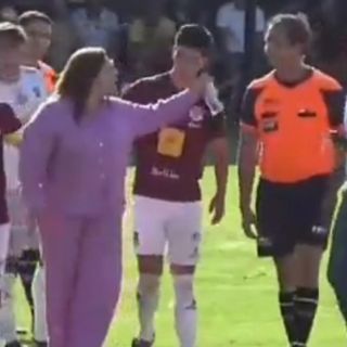 Alcaldesa de Arandas invade el campo para reclamar al árbitro en la Copa Jalisco (VIDEO)
