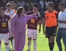Ana Isabel Bañuelos se metió al terreno de juego para reclamarle al árbitro. ESPECIAL