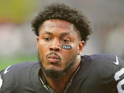 Josh Jacobs, quien lideró la NFL en yardas por tierra la temporada anterior, no tiene un nuevo contrato con los Raiders. AFP/C. Unger