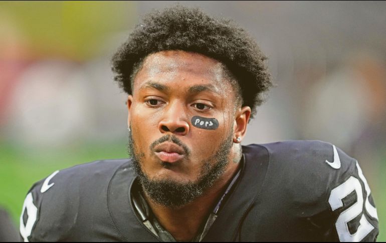 Josh Jacobs, quien lideró la NFL en yardas por tierra la temporada anterior, no tiene un nuevo contrato con los Raiders. AFP/C. Unger