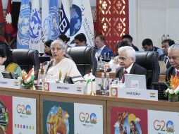 La ministra de Finanzas de la India, Nirmala Sitharaman (2i), durante la reunión en Gandhinagar. EFE/ Press Information Bureau (PIB)