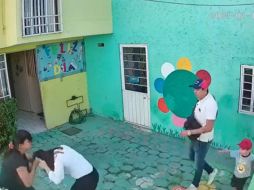 La maestra fue atacada frente a su estudiante. ESPECIAL