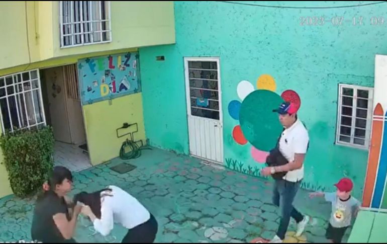 La maestra fue atacada frente a su estudiante. ESPECIAL