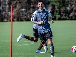 Los jerseys oficiales con el nombre y número de Messi se agotaron en menos de una hora. EFE/C. Herrera