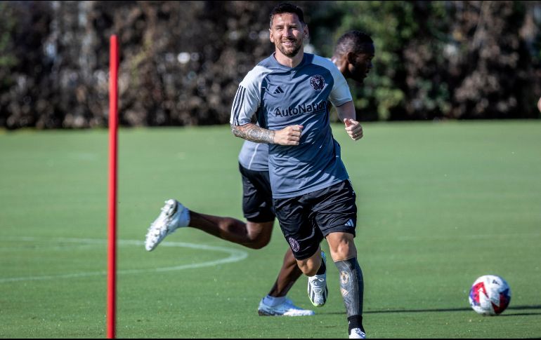 Los jerseys oficiales con el nombre y número de Messi se agotaron en menos de una hora. EFE/C. Herrera