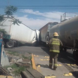 Transportista trata de ganarle el paso al tren y provoca choque; menor resultó lesionada