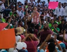 Dignatarios mayas le entregaron el bastón de mando y realizaron un ritual. ESPECIAL