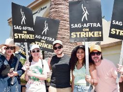 La actriz Miranda Cosgrove (segunda a la izquierda), el actor Nathan Kress (centro), la actriz Jaidyn Triplett (segunda, derecha) y el actor Jerry Trainor (derecha) se unieron a la manifestación de los guionistas, frente a Paramount Studios, en Los Ángeles, California. AFP