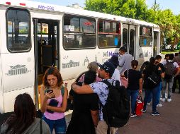 En la última estación del Macrobús, donde se puede transbordar a las rutas alimentadoras, alrededor de las 14:00 horas de ayer había una larga fila de personas esperando el autobús. EL INFORMADOR/A. Navarro
