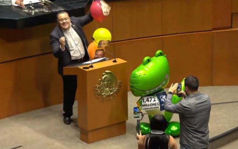 Gabriel Hernández exhibió la imitación de dinosaurio verde y, sin mencionar a Xóchitl Gálvez, dijo que éste recibió contratos por mil 472 millones de pesos. ESPECIAL