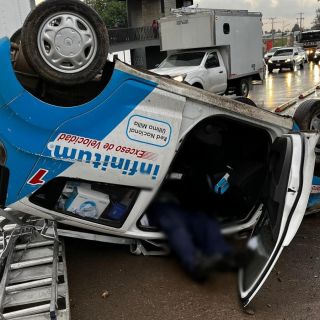 Volcadura en Periférico deja a un hombre herido