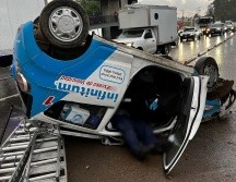 El automóvil se volcó a la altura de la estación El Briseño de MiMacro Periférico. ESPECIAL