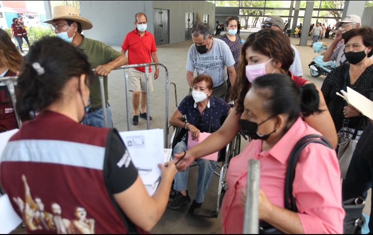 Los beneficiarios deben realizar su cambio de tarjeta para recibir su pensión. EL INFORMADOR / ARCHIVO