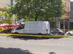 Al lugar arribaron los elementos del escuadrón antibombas quienes con binomios caninos exploraron el vehículo. CORTESÍA