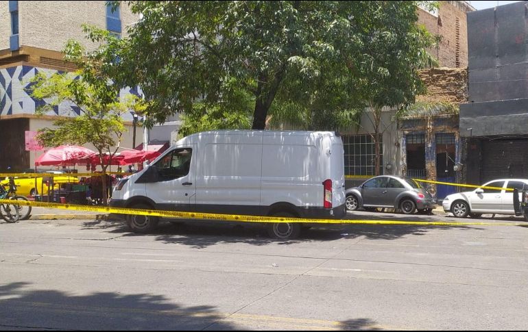 Al lugar arribaron los elementos del escuadrón antibombas quienes con binomios caninos exploraron el vehículo. CORTESÍA