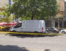 Al lugar arribaron los elementos del escuadrón antibombas quienes con binomios caninos exploraron el vehículo. CORTESÍA