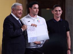López Obrador abrió las puertas de Palacio Nacional a los atletas. En la foto posa con el badmintonista Job Castillo y Ana Gabriela Guevara, directora de la Conade. EFE/S. Gutiérrez