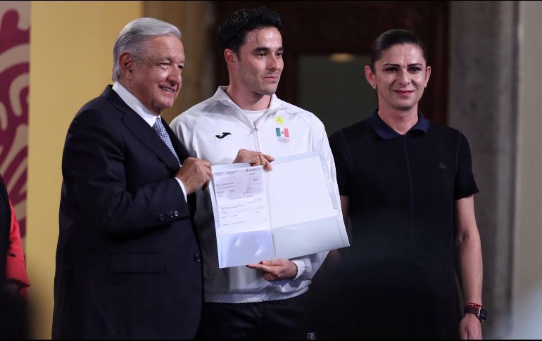 López Obrador abrió las puertas de Palacio Nacional a los atletas. En la foto posa con el badmintonista Job Castillo y Ana Gabriela Guevara, directora de la Conade. EFE/S. Gutiérrez