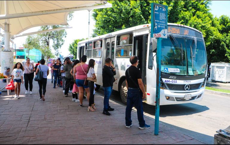 Los usuarios se quejan de saturación de unidades, problemas de abordaje y poca frecuencia de paso en las rutas alimentadoras del Macrobús. EL INFORMADOR/A. Navarro