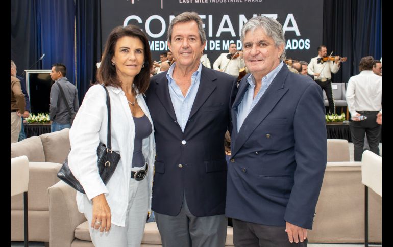 Carmen y Jaime Camarena con Paco Mortett. GENTE BIEN JALISCO/ Christian Pérez