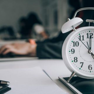 Esto te deben pagar si trabajas más de 8 horas, según la ley