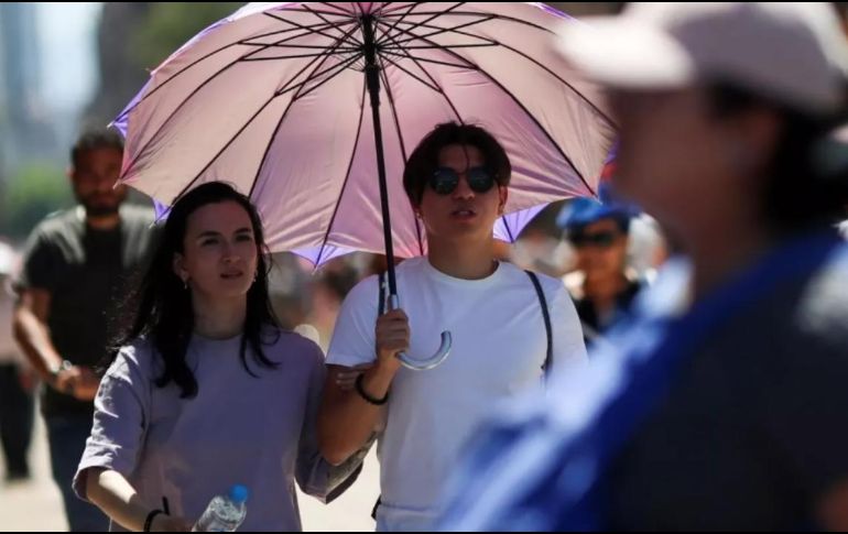 Recomiendan usar gorras, sombrillas y sombreros para protegerse del sol. ESPECIAL