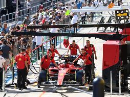 Mecánicos de Ferrari preparan uno de sus coches para la competencia. EFE/T. Kovacs