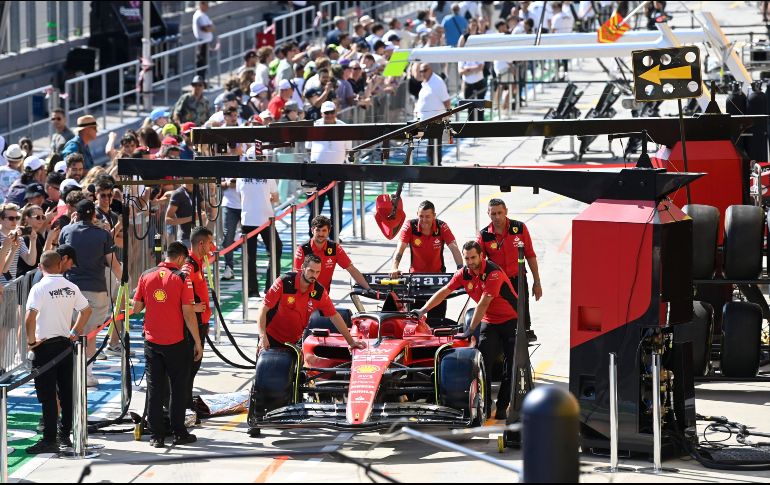 Mecánicos de Ferrari preparan uno de sus coches para la competencia. EFE/T. Kovacs