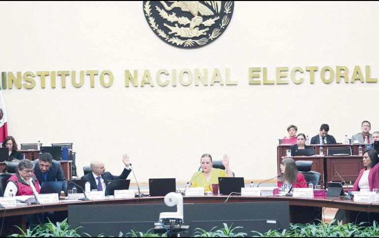 Sesión extraordinaria del Instituto Nacional Electoral, presidida por la consejera presidente Guadalupe Taddei (de amarillo). EL UNIVERSAL