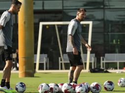 El mediocampista español Sergio Busquets (izq) participa junto al argentino Lionel Messi de su primer entrenamiento con el Inter Miami. EFE/ M. Pacheco
