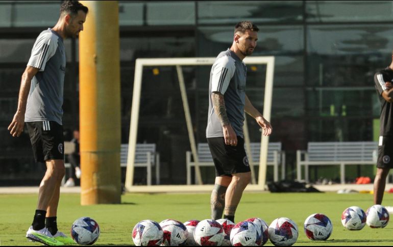 El mediocampista español Sergio Busquets (izq) participa junto al argentino Lionel Messi de su primer entrenamiento con el Inter Miami. EFE/ M. Pacheco