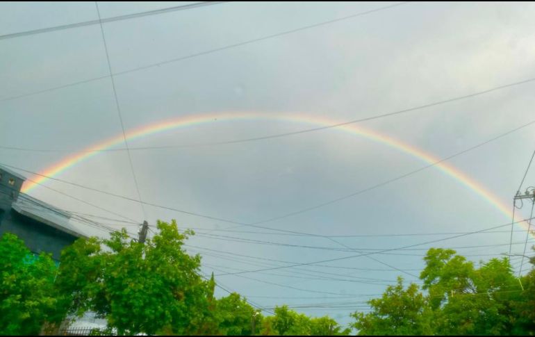 El arcoíris pudo apreciarse después de la lluvia. EL INFORMADOR/ F. Salcedo