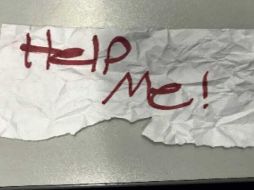 En Long Beach, en California, el secuestrador se detuvo en una lavandería y ese momento fue aprovechado por la niña para mostrar un letrero, hecho en papel y con plumón en donde se leía 