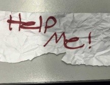 En Long Beach, en California, el secuestrador se detuvo en una lavandería y ese momento fue aprovechado por la niña para mostrar un letrero, hecho en papel y con plumón en donde se leía 