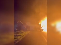 Debido al fuerte impacto, ambos vehículos se incendiaron, lo que causó la muerte de los dos conductores y de cuatro pasajeros del autobús, cuyos cadáveres quedaron calcinados. ESPECIAL