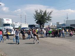 La violencia se hizo presente, luego que policías municipales y un grupo de quejosos se agredieron. El saldo de esta trifulca fue una mujer detenida. ESPECIAL