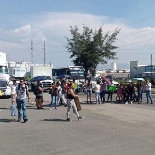 Bloquean carretera a El Salto por falta de agua