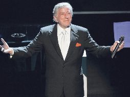 Tony Bennett agradece los aplausos que le dio el público durante el festejo de sus 80 años, en el teatro Kodak, en Los Ángeles. AP