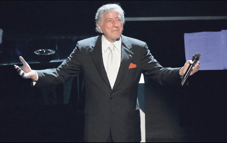 Tony Bennett agradece los aplausos que le dio el público durante el festejo de sus 80 años, en el teatro Kodak, en Los Ángeles. AP