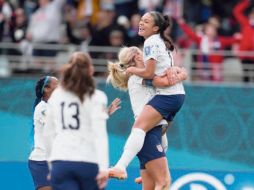 Sophia Smith y Lindsey Horan (abrazadas) se combinaron para aportar las tres anotaciones con las que Estados Unidos derrotó a Vietnam. ESPECIAL