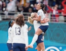 Sophia Smith y Lindsey Horan (abrazadas) se combinaron para aportar las tres anotaciones con las que Estados Unidos derrotó a Vietnam. ESPECIAL