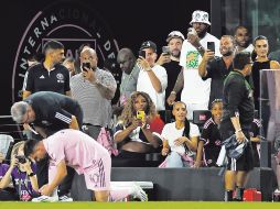 Las celebridades estuvieron a nivel de cancha y capturaron la entrada de Messi. AFP/S. Revere