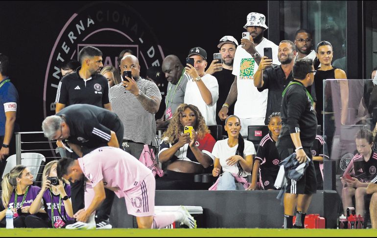 Las celebridades estuvieron a nivel de cancha y capturaron la entrada de Messi. AFP/S. Revere