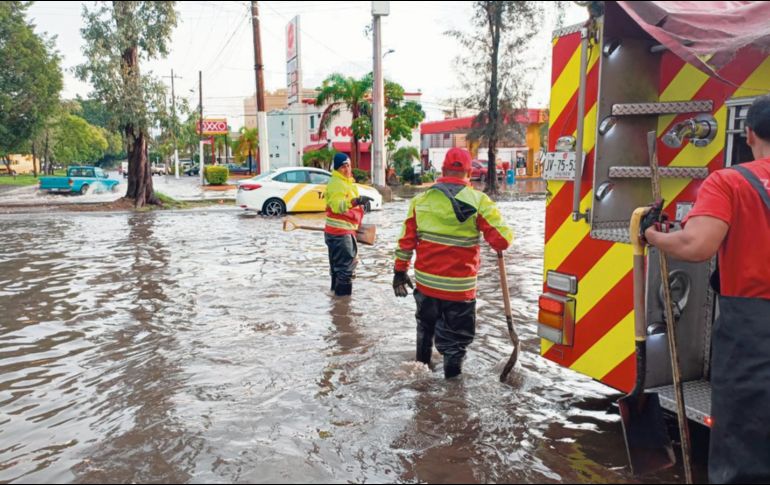 La lluvia sorprendió a los habitantes de la Zona Metropolitana de Guadalajara. Algunos enfrentaron dificultades  para circular debido a las inundaciones. ESPECIAL