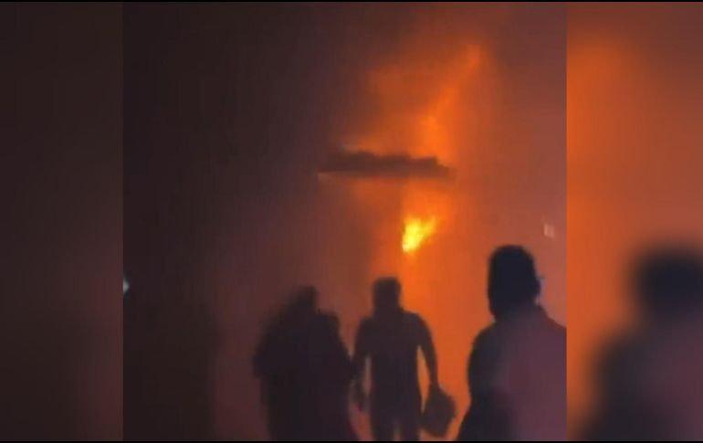 El agresor, después de ser sacado del local por trabajadores del lugar, regresó con la bomba molotov y le prendió fuego. ESPECIAL