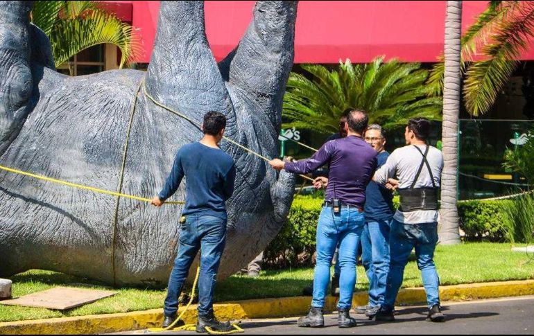 De momento, la escultura no reporta daños y el personal de la plaza ya se encarga de devolverla a su posición original. EL INFORMADOR / A. Navarro