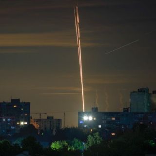 Ataque ucraniano con dron alcanza arsenal en Crimea; rusos matan a 8 civiles